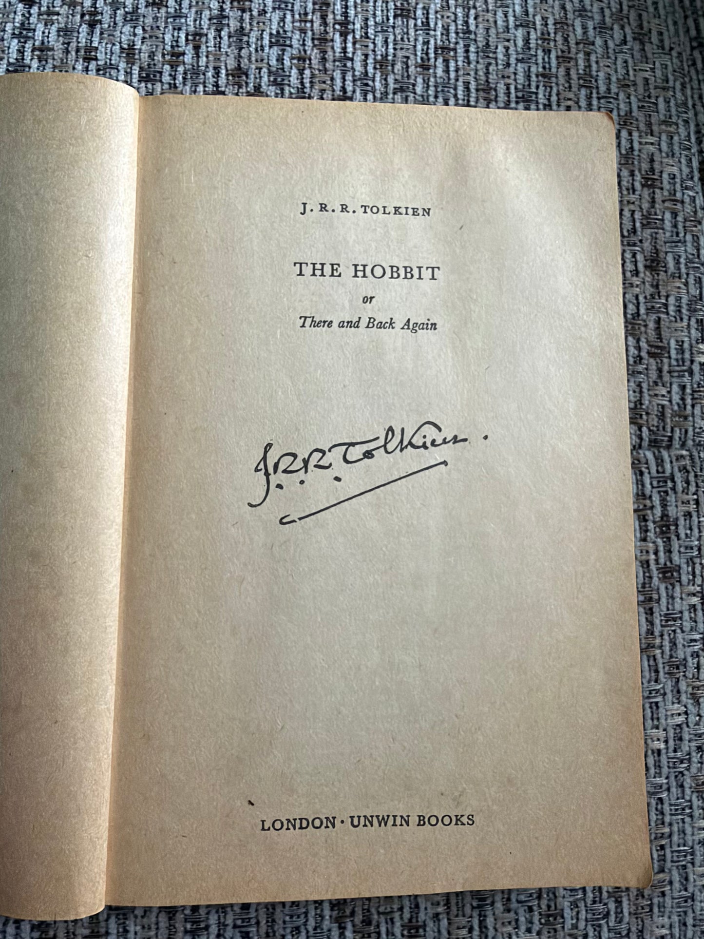 1974 The Hobbit - J. R. R. Tolkien (Unwin Books)