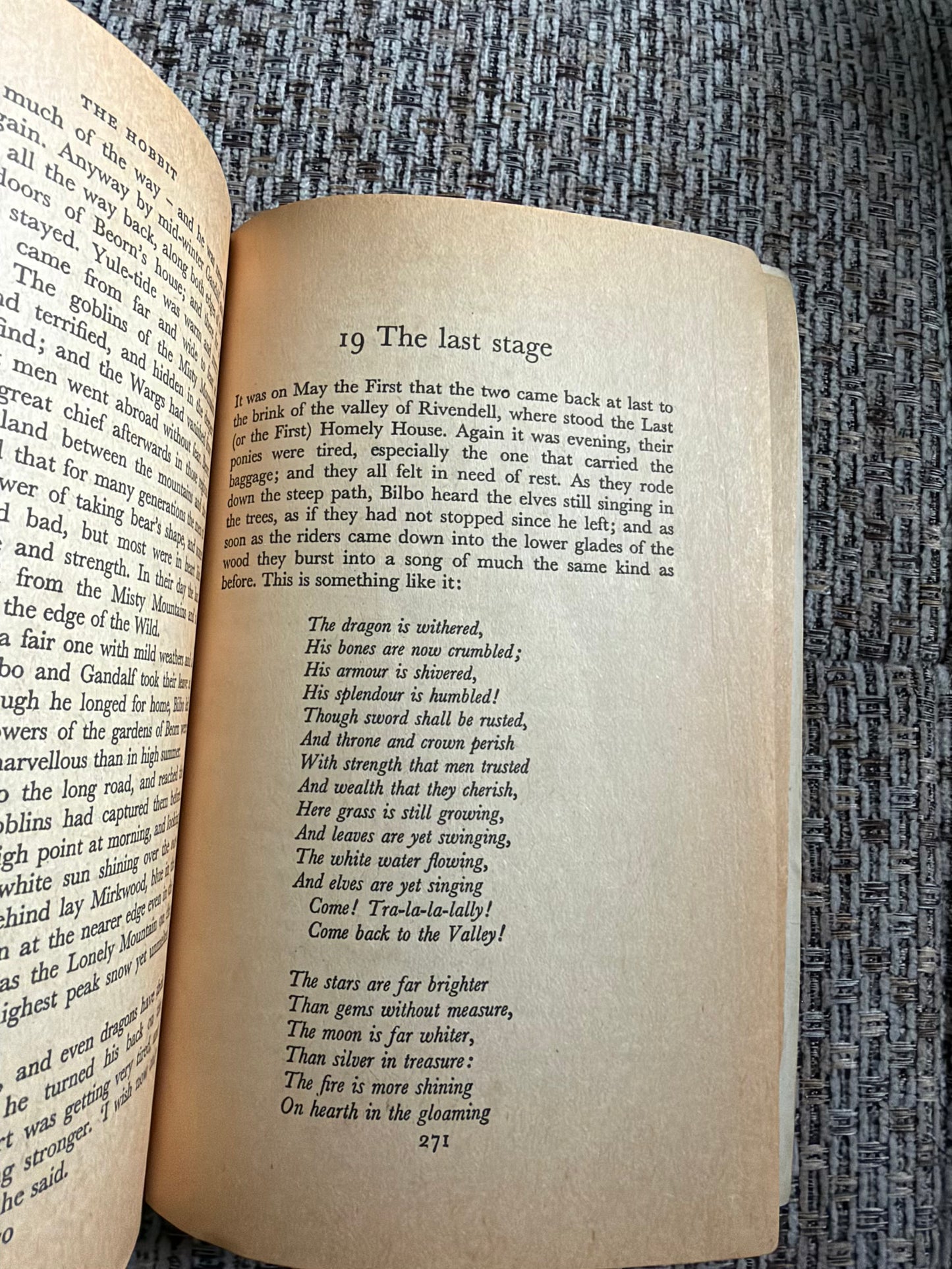 1974 The Hobbit - J. R. R. Tolkien (Unwin Books)