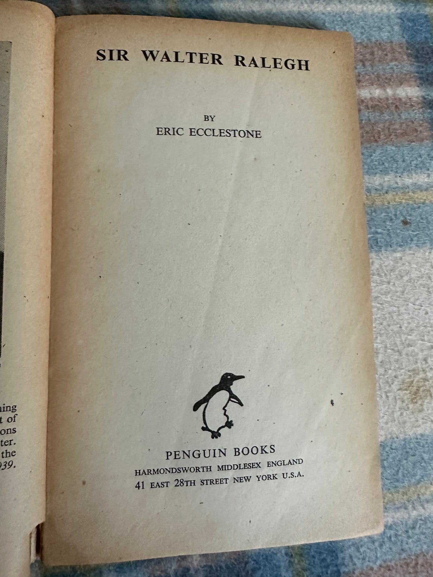 Cover page of the Sir Walter Ralegh biography first edition by Eric Ecclestone from Penguin Books