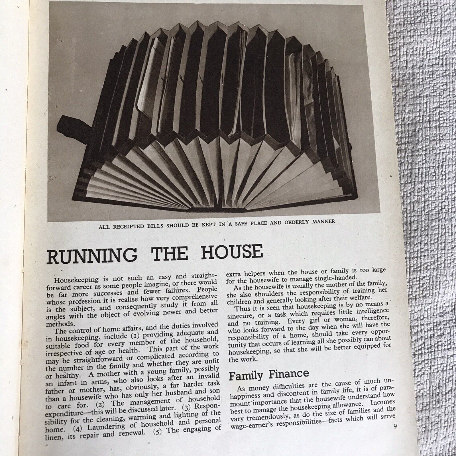 1937*1st* The Housewife’s Book(324 Illust) Daily Express Publication Honeyburn Books (UK)