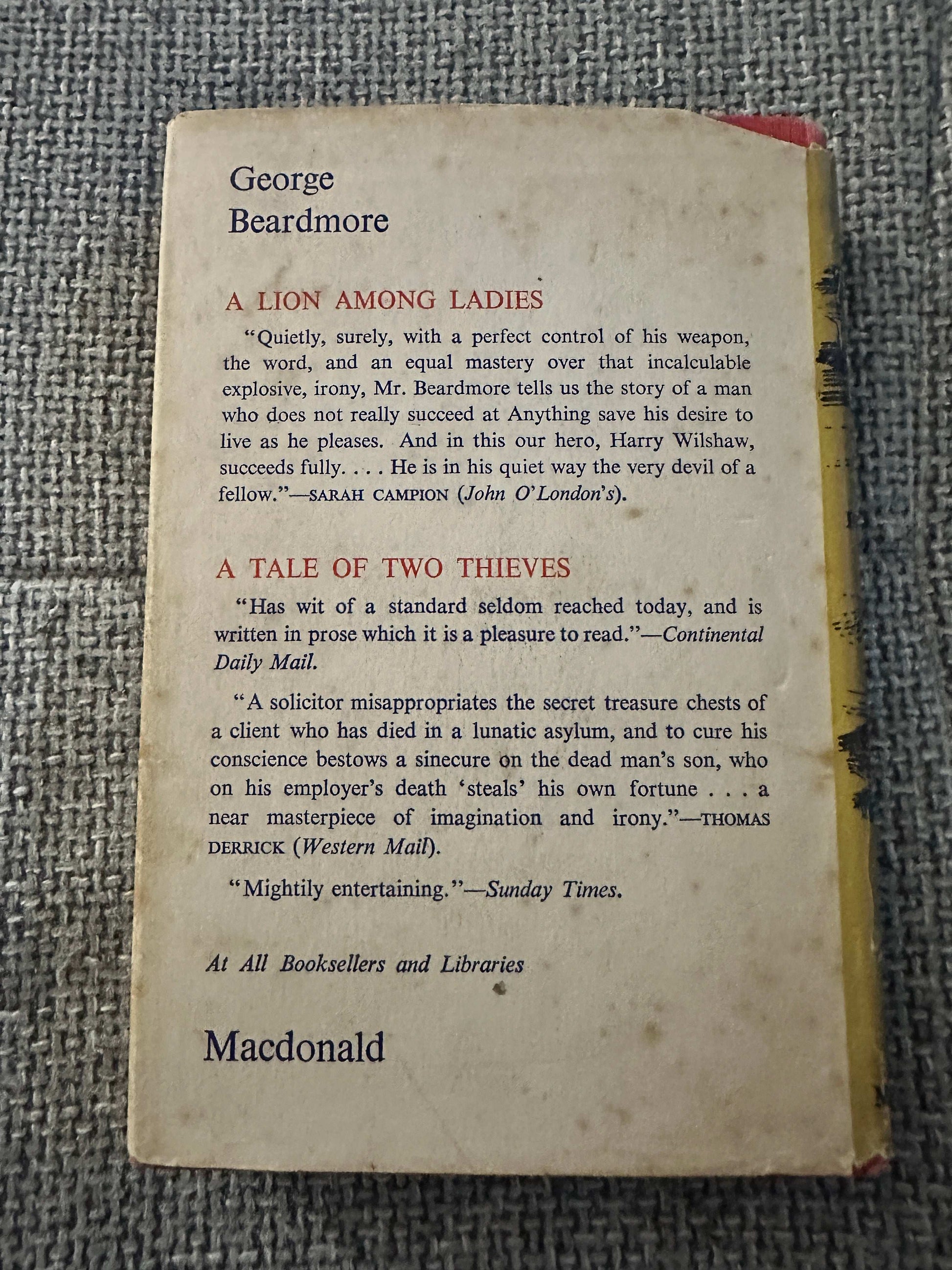 1953 A Thousand Witnesses first edition by George Beardmore with intriguing stories and classic cover art