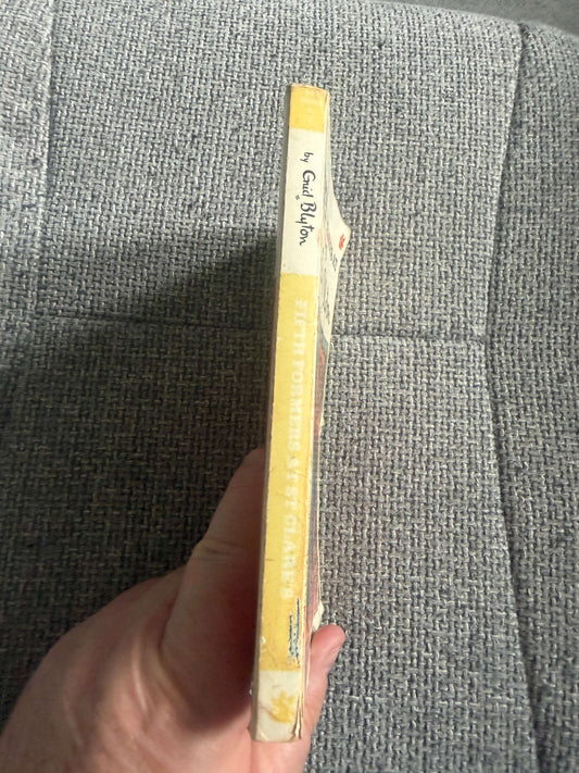 1975 Fifth Formers At St. Clare’s - Enid Blyton (Jenny Chapple illust) Dragon