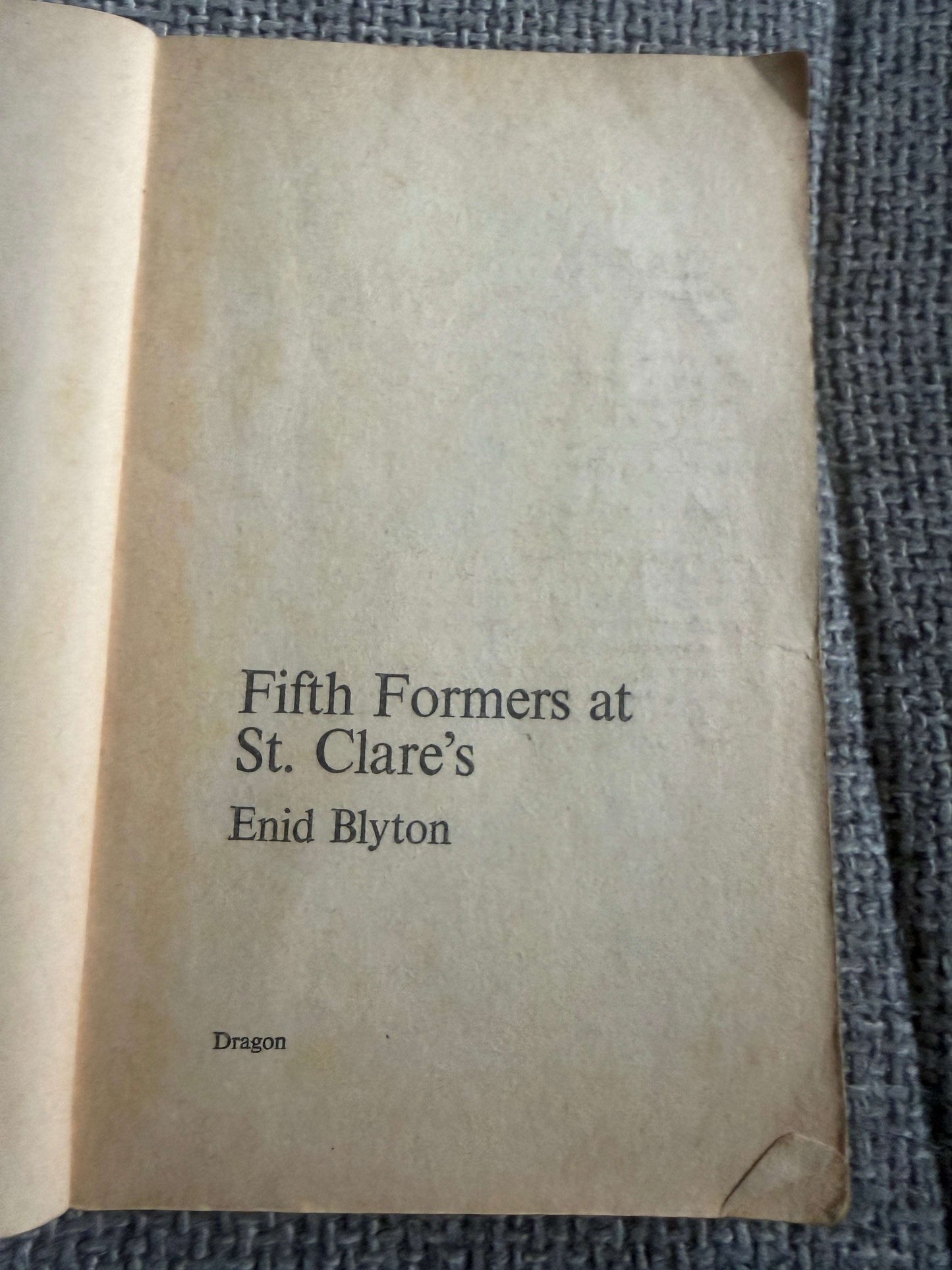 1975 Fifth Formers At St. Clare’s - Enid Blyton (Jenny Chapple illust) Dragon