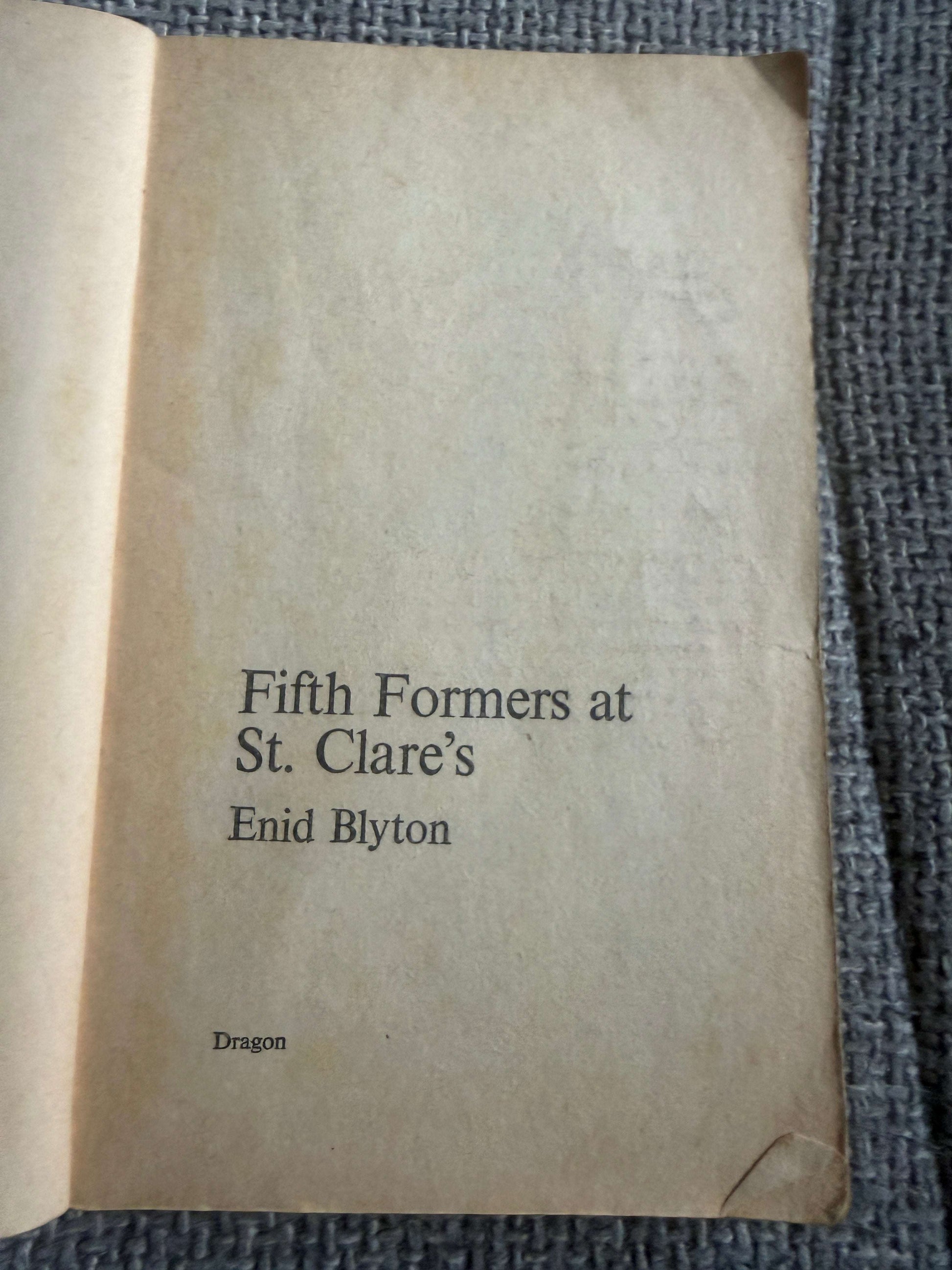 1975 Fifth Formers At St. Clare’s - Enid Blyton (Jenny Chapple illust) Dragon