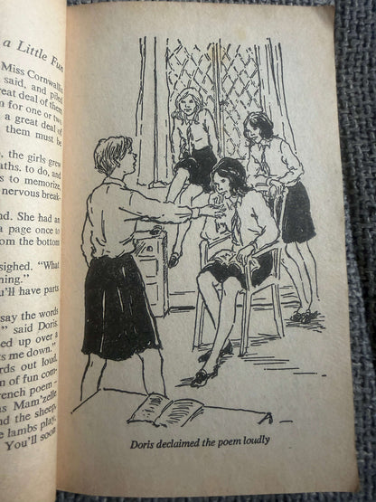 1975 Fifth Formers At St. Clare’s - Enid Blyton (Jenny Chapple illust) Dragon