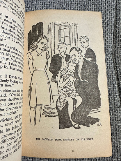 1967 The Family At Red Roofs - Enid Blyton (Armada)