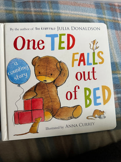 2004 One Ted Falls Out Of Bed - Julia Donaldson(Anna Curley illustration) MacMillan