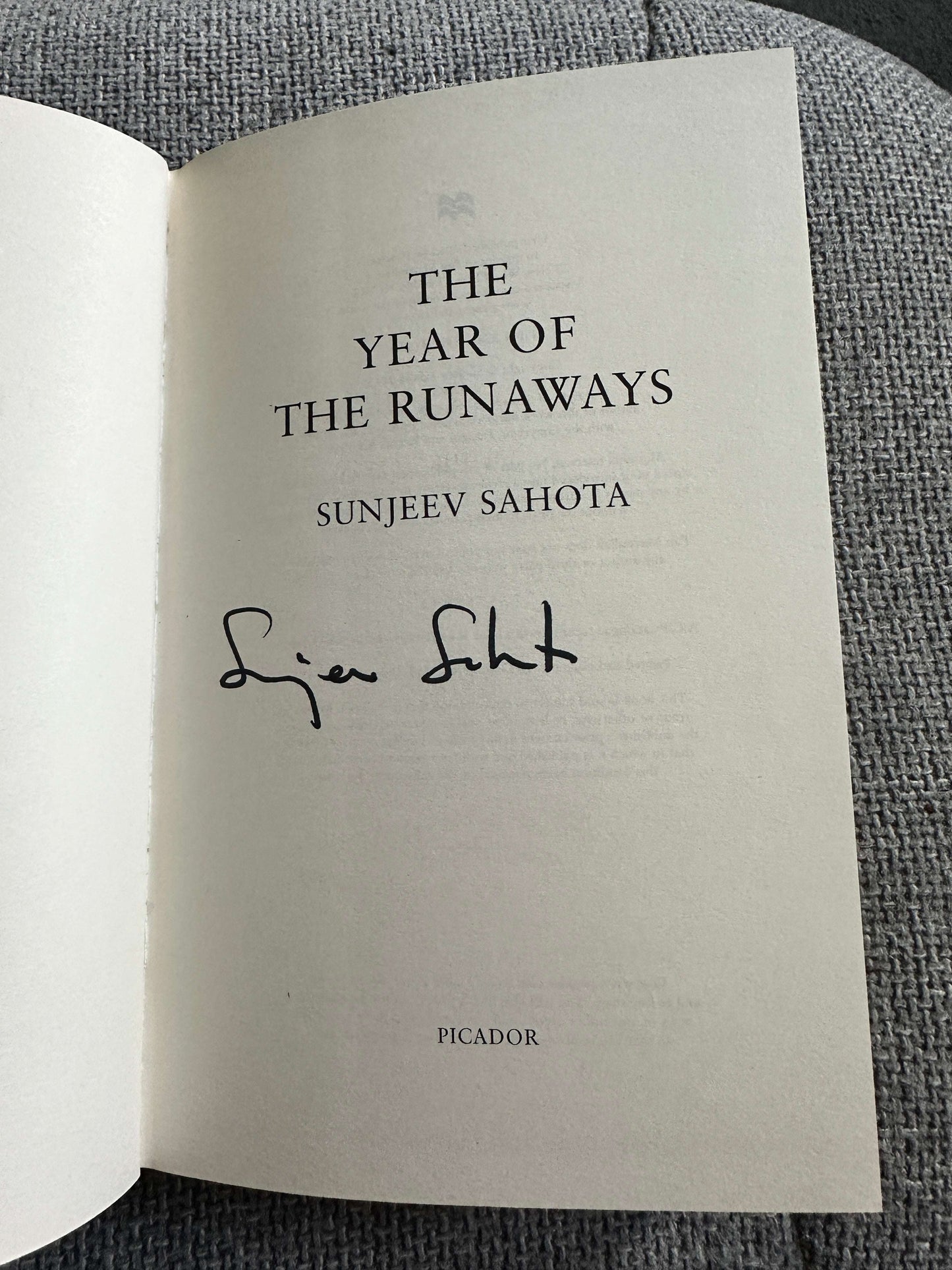 2015*1st Signed* The Year Of The Runaways - Sunjeev Sahota (Picador)