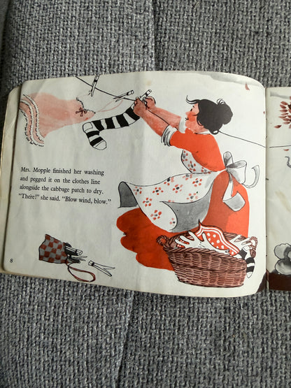 1970 Mrs. Mopple’s Washing Line - Anita Hewett (Robert Broomfield illust) Picture Puffin - Honeyburn Books (UK)