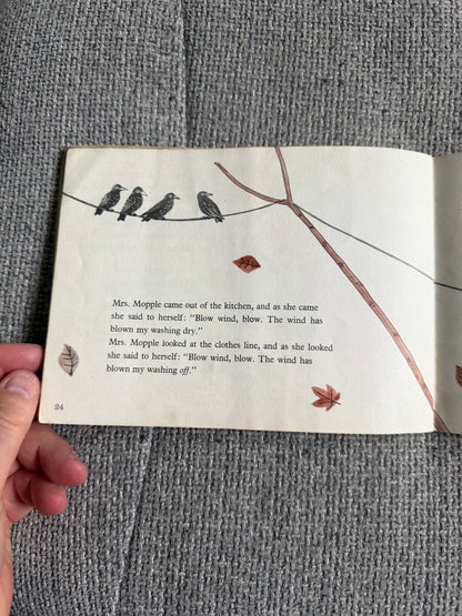 1970 Mrs. Mopple’s Washing Line - Anita Hewett (Robert Broomfield illust) Picture Puffin - Honeyburn Books (UK)