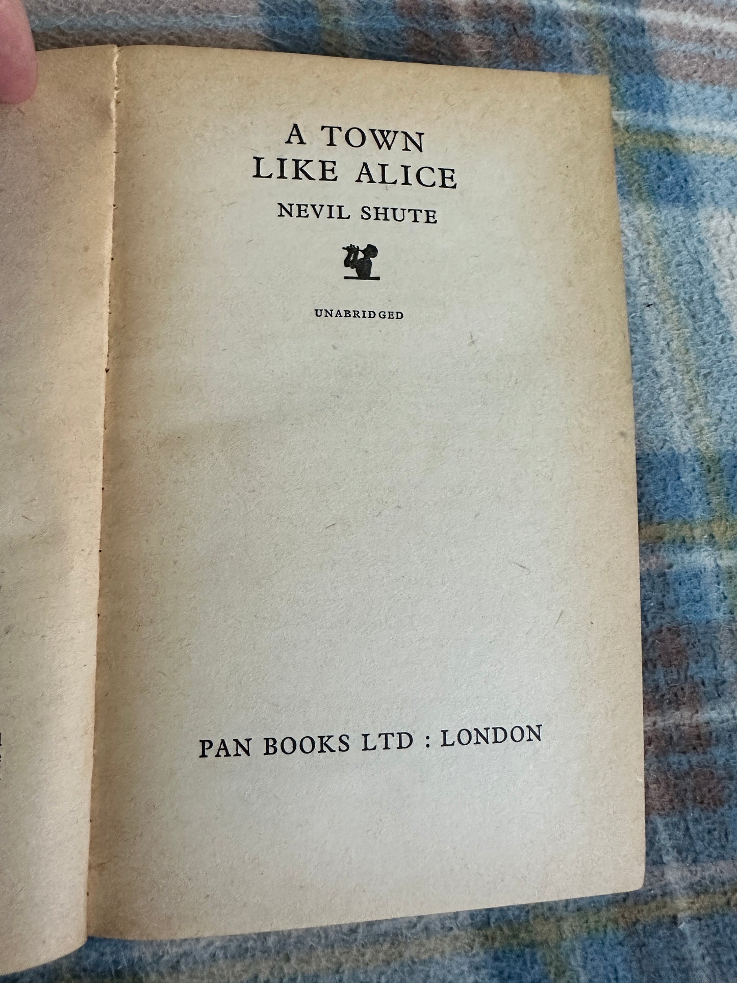 1965 A Town Like Alice - Nevil Shute(Pan Books)