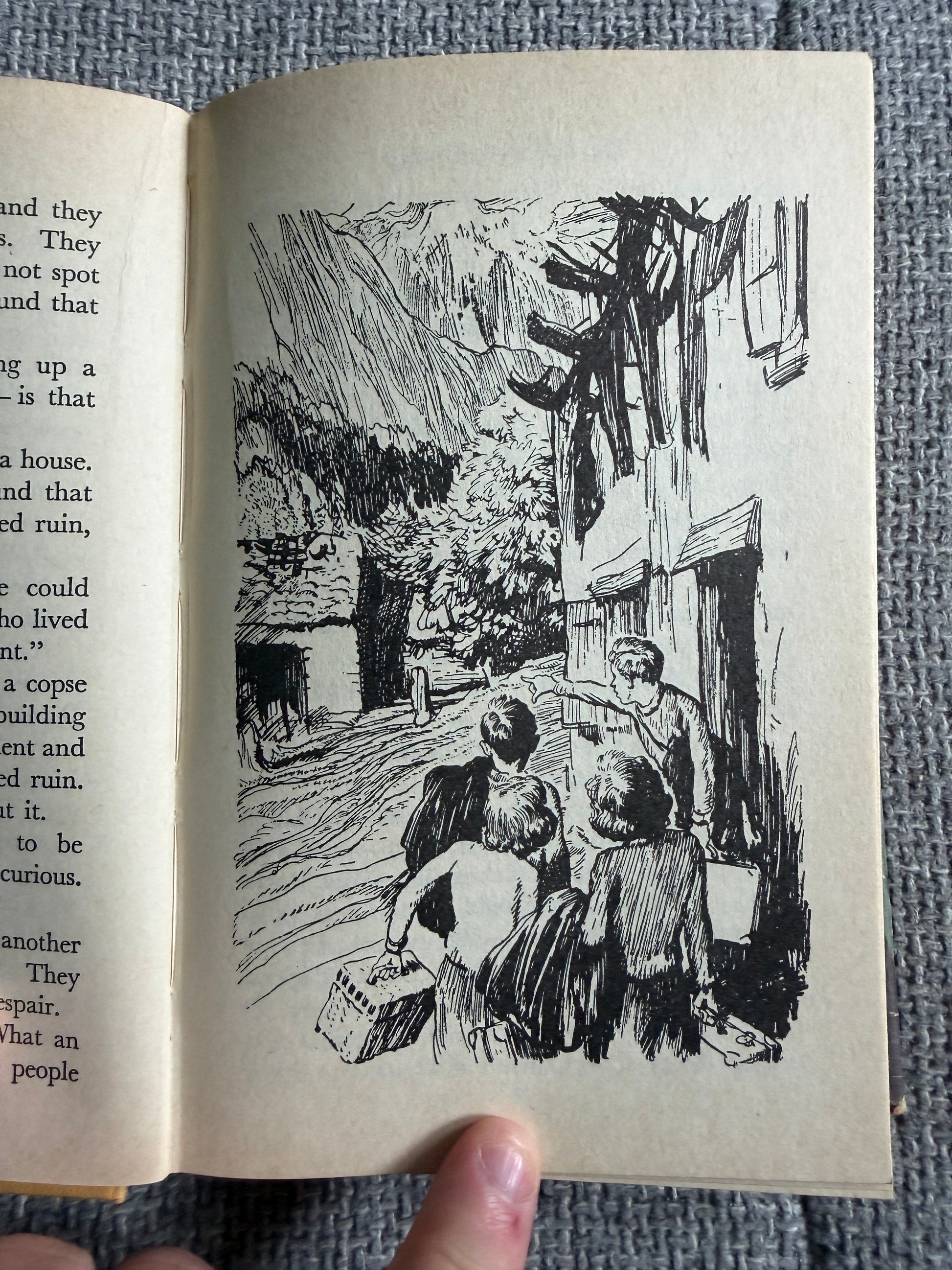 1974 The Valley Of Adventure - Enid Blyton (Stuart Tresilian illust) MacMillan - Honeyburn Books (UK)