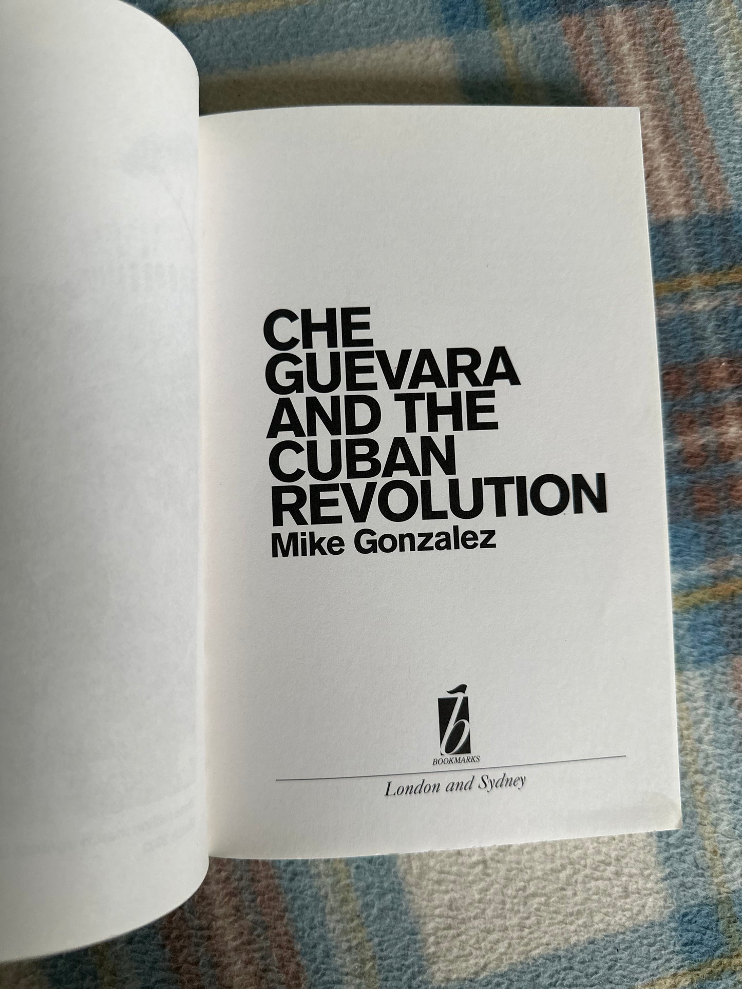 2004 Che Guevara & The Cuban Revolution- Mike Gonzalez(Bookmarks Publishers)