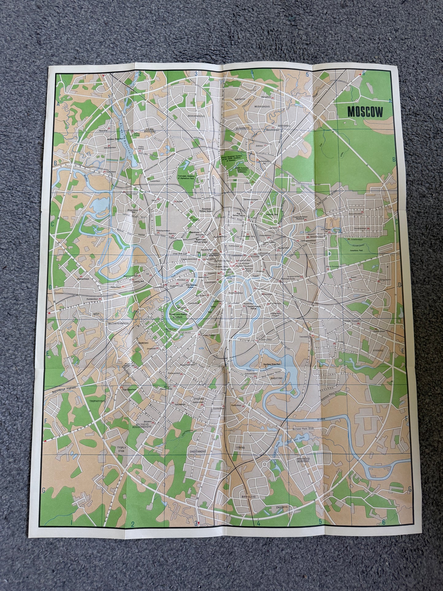 Fold-out English-language tourist map of Moscow, Soviet Union, c. 1990 (probably 1989–1991). 3’ x 2’ approximately