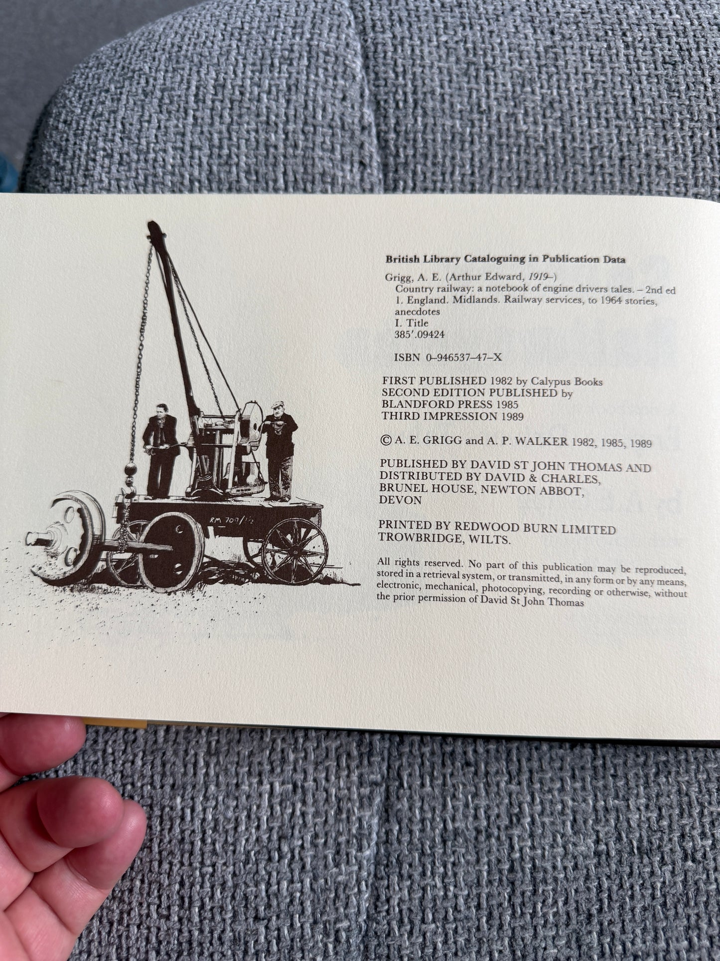1989 Country Railwaymen A Notebook of Engine Driver’s Tales - A. E. Grigg (Alan P. Walker drawings) David & Charles Pub