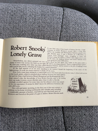 1989 Country Railwaymen A Notebook of Engine Driver’s Tales - A. E. Grigg (Alan P. Walker drawings) David & Charles Pub