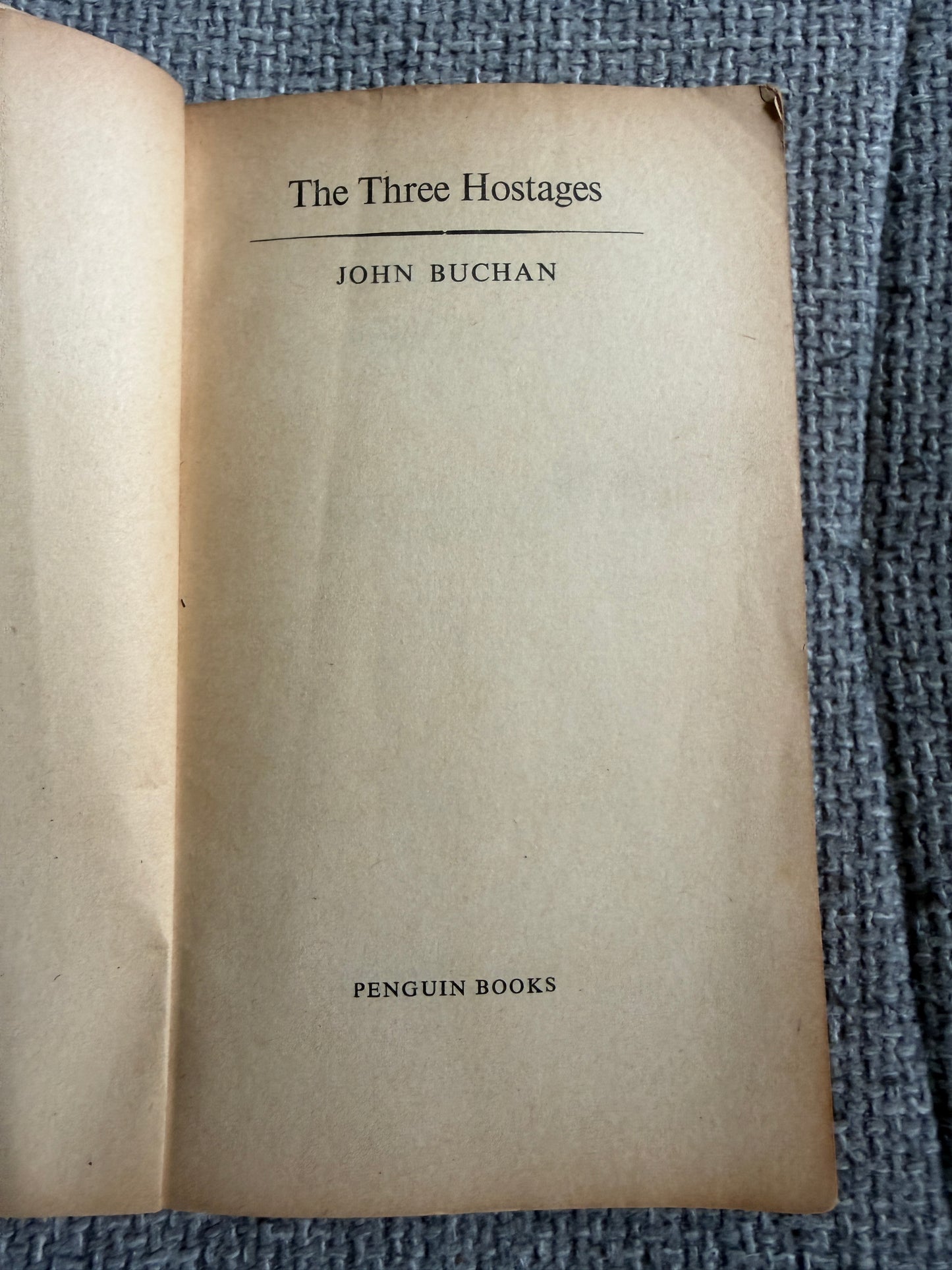 1955 The Three Hostages - John Buchan (Penguin Books)