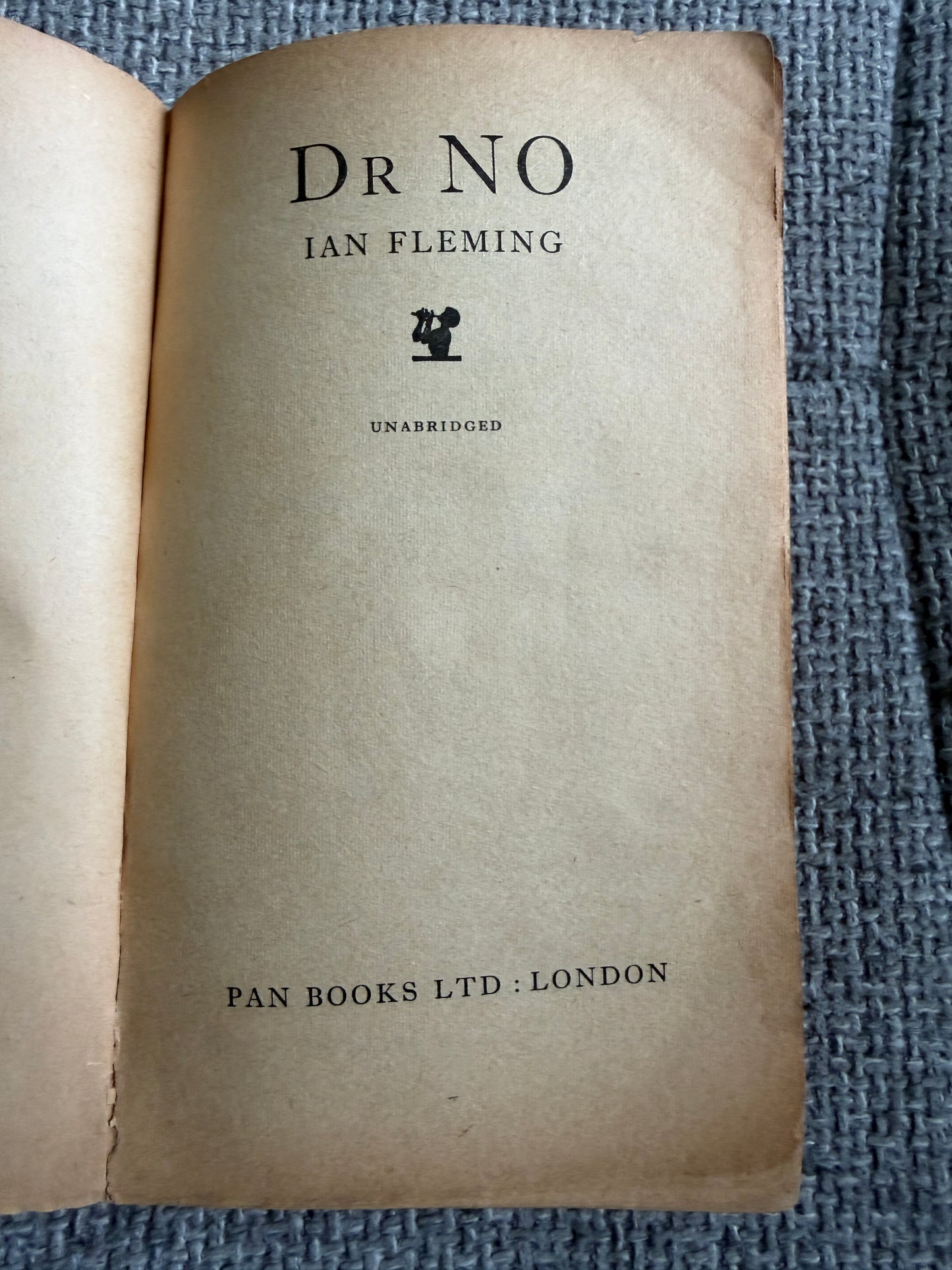 1963 Dr. No (James Bond) Ian Fleming (Pan Books)