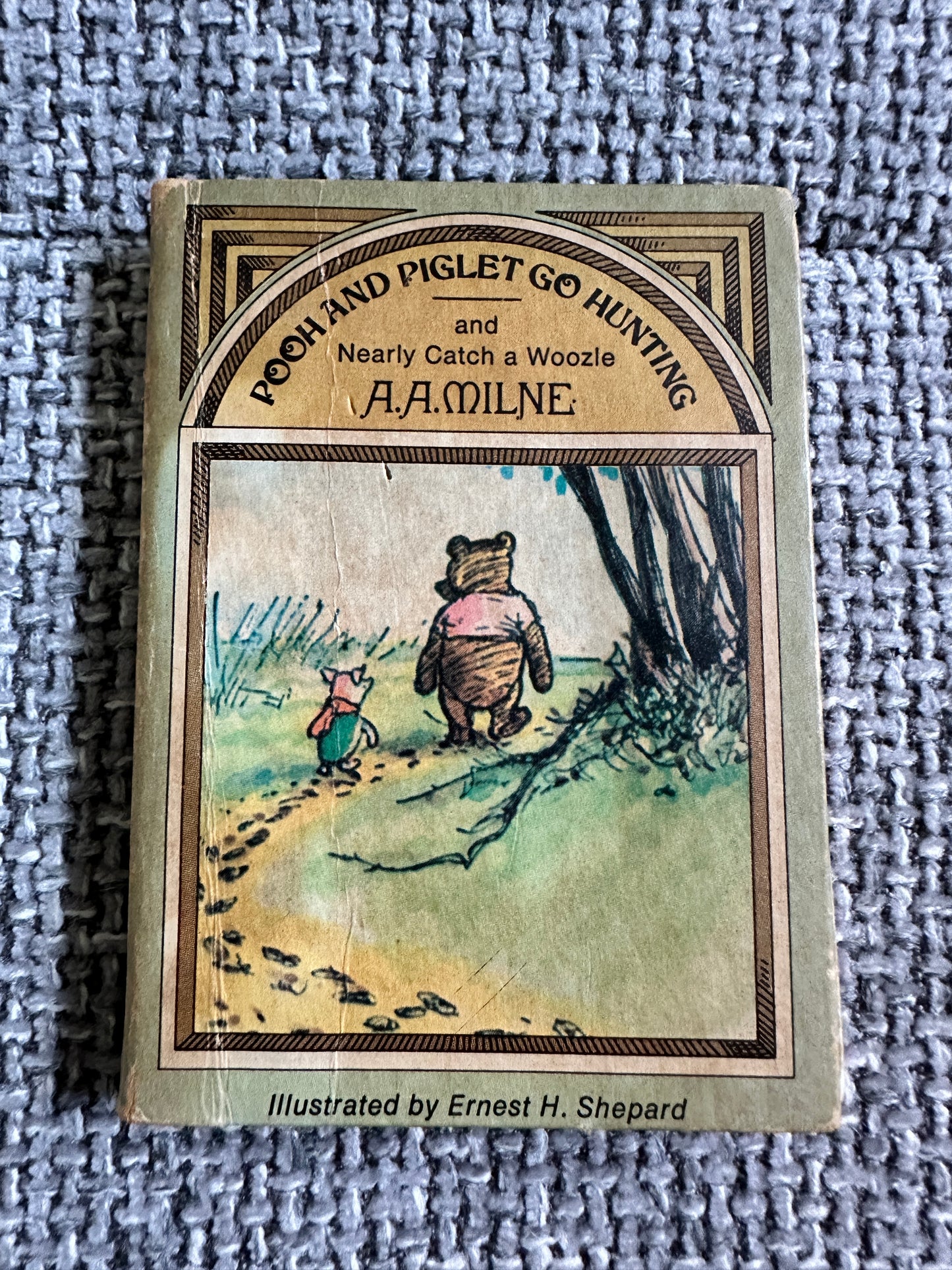 1975 Pooh & Piglet Go Hunting & Nearly Catch A Woozle- A. A. Milne(Ernest Shepard) Methuen miniature