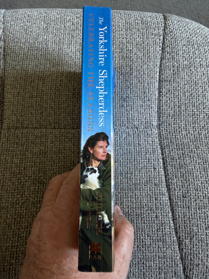 2022 The Yorkshire Shepherdess (Celebrating The Seasons) Amanda Owen (Pan Books)
