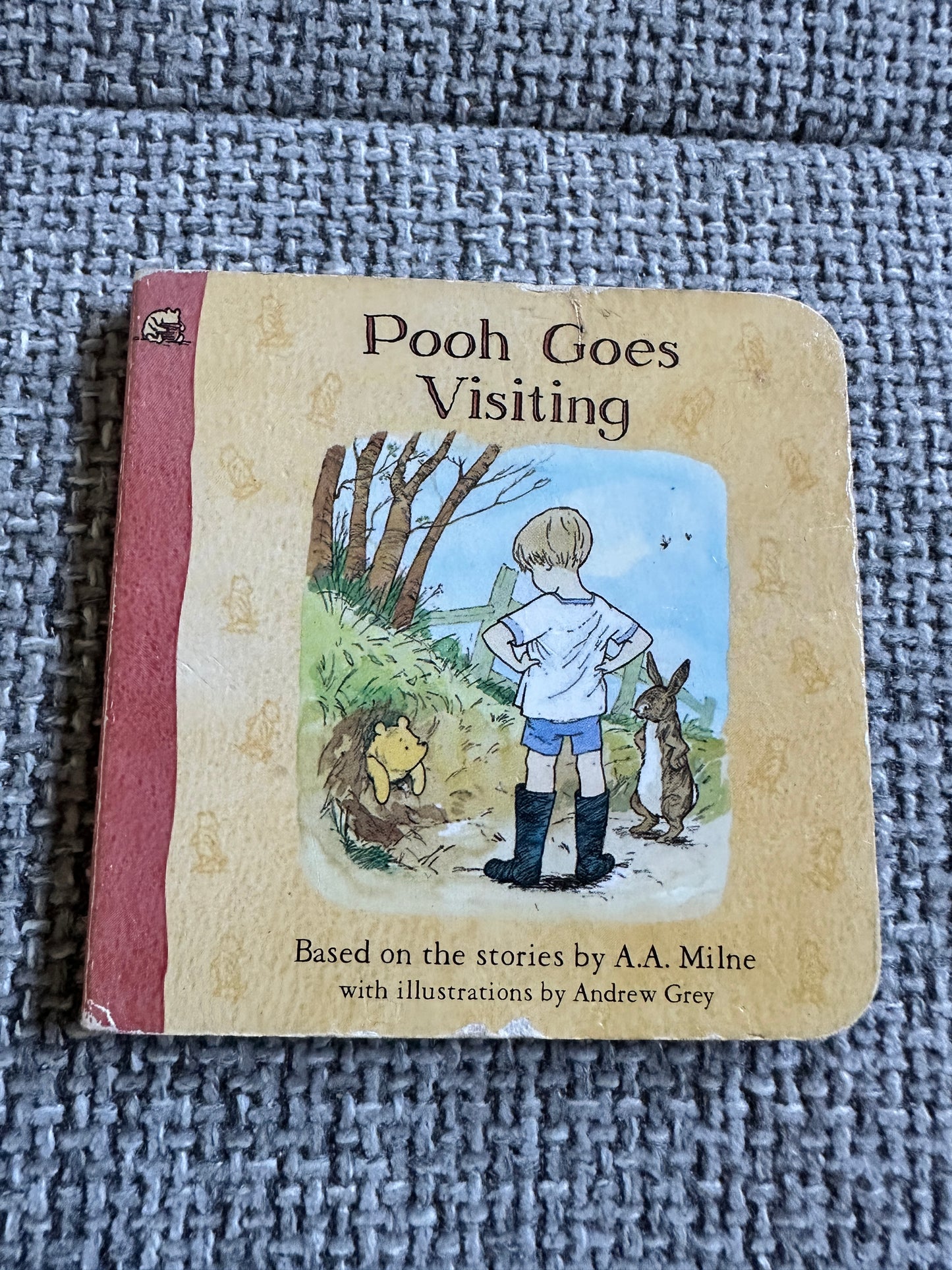 2005 Pooh Goes Visiting - A. A. Milne(Andrew Grey illustrator)Egmont Books