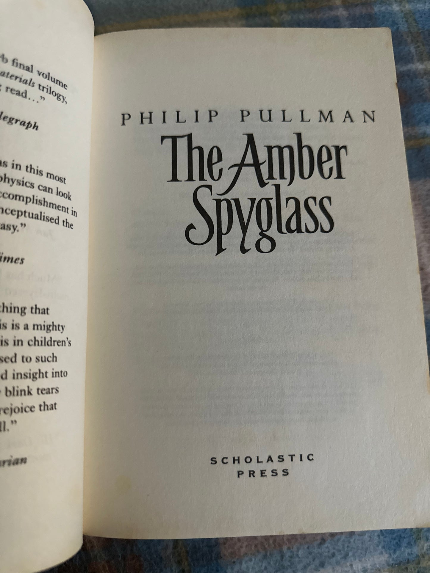 2001 The Amber Spyglass - Philip Pullman(Scholastic Press)
