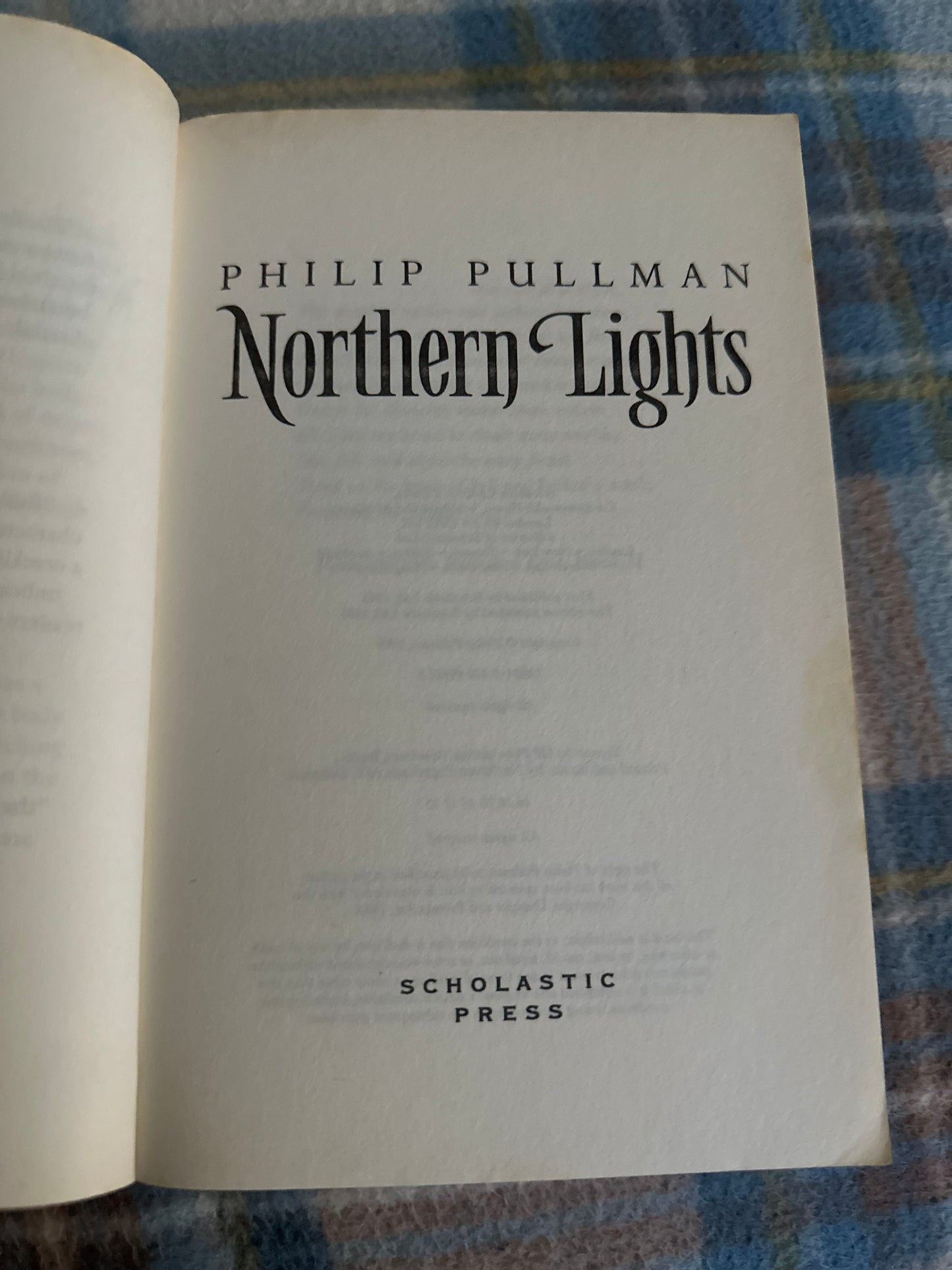 2001 Northern Lights(Part 1 His Dark Materials) Philip Pullman(Scholastic Press)