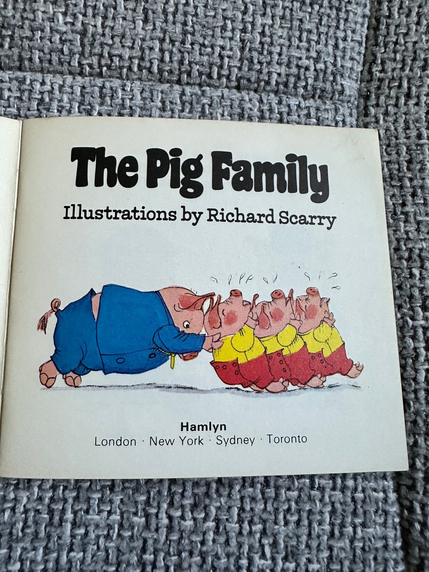 1976 The Pig Family - Richard Scarry(Hamlyn Published)