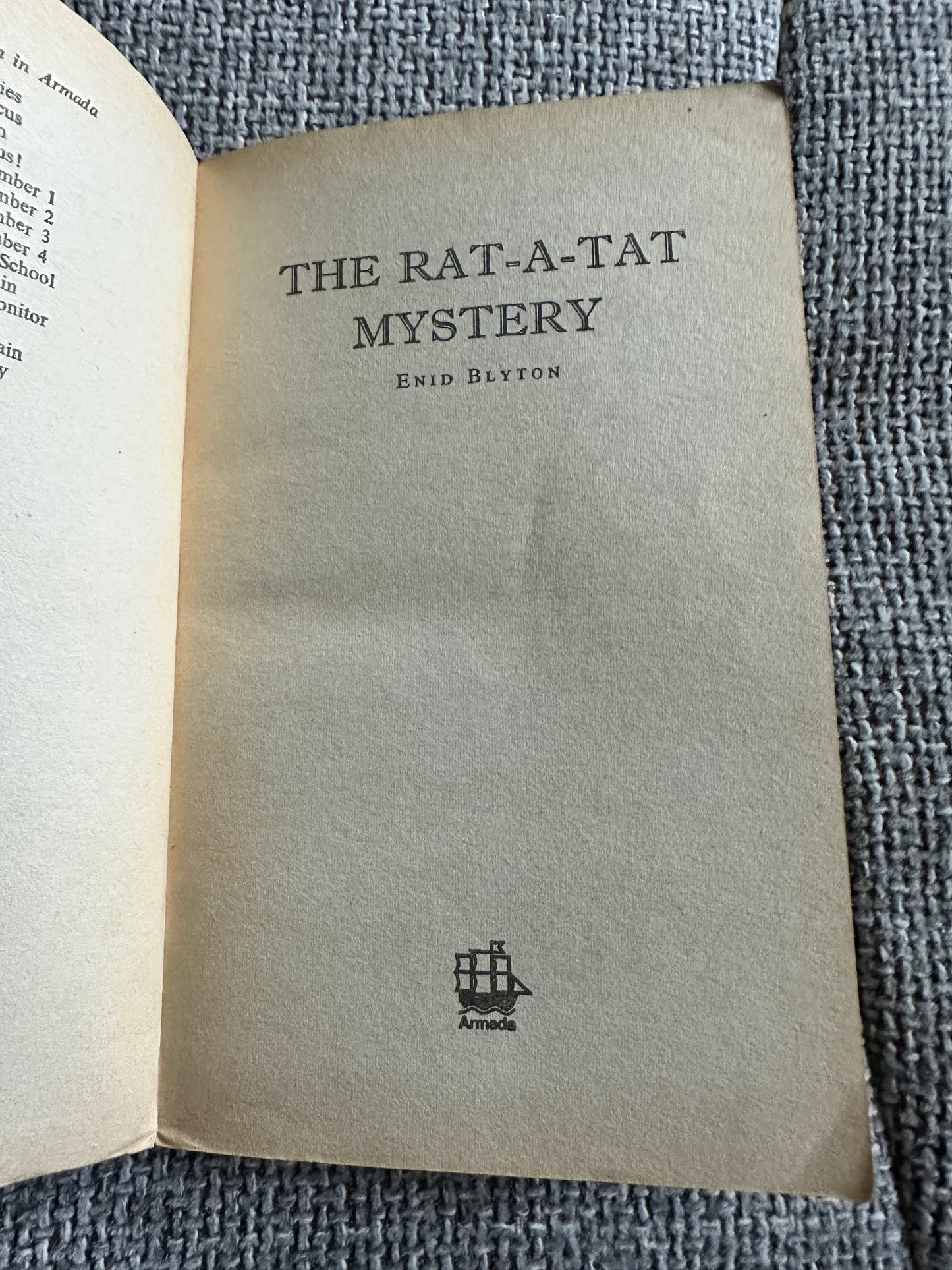 1970 The Rat-A-Tat Mystery - Enid Blyton(Armada Paperbacks)