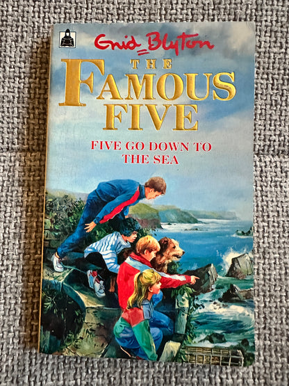 1992 Famous Five Five Go Down To The Sea - Enid Blyton(Knight Books Hodder & Stoughton)