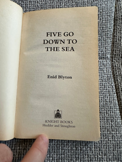 1992 Famous Five Five Go Down To The Sea - Enid Blyton(Knight Books Hodder & Stoughton)