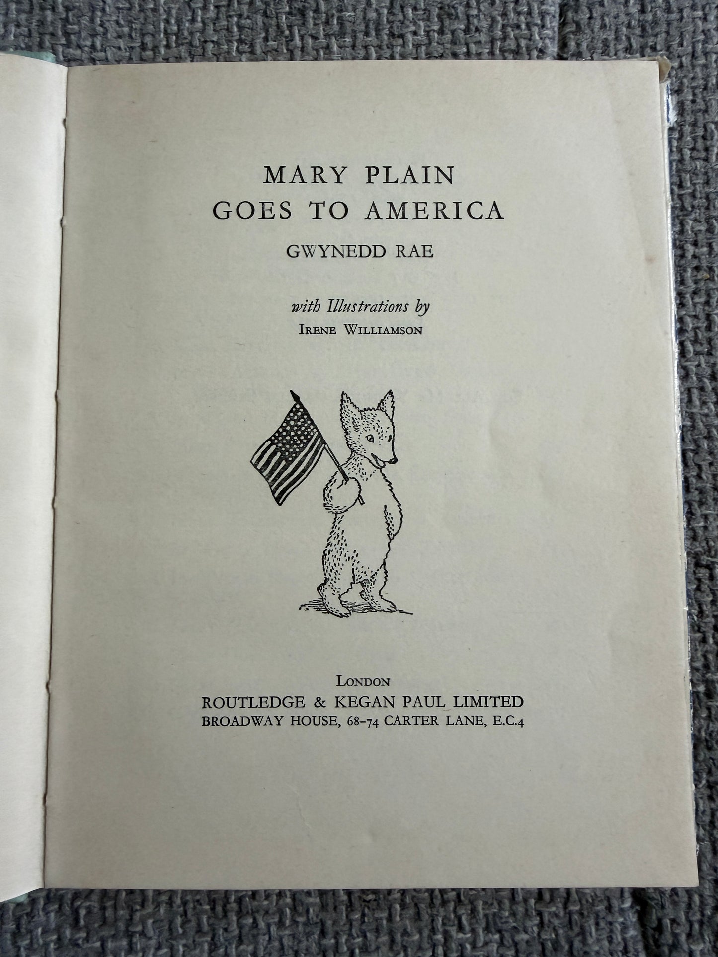 1964 Mary Plain Goes To America - Gwynedd Rae (Irene Williamson illust) Routledge & Kegan Paul Ltd