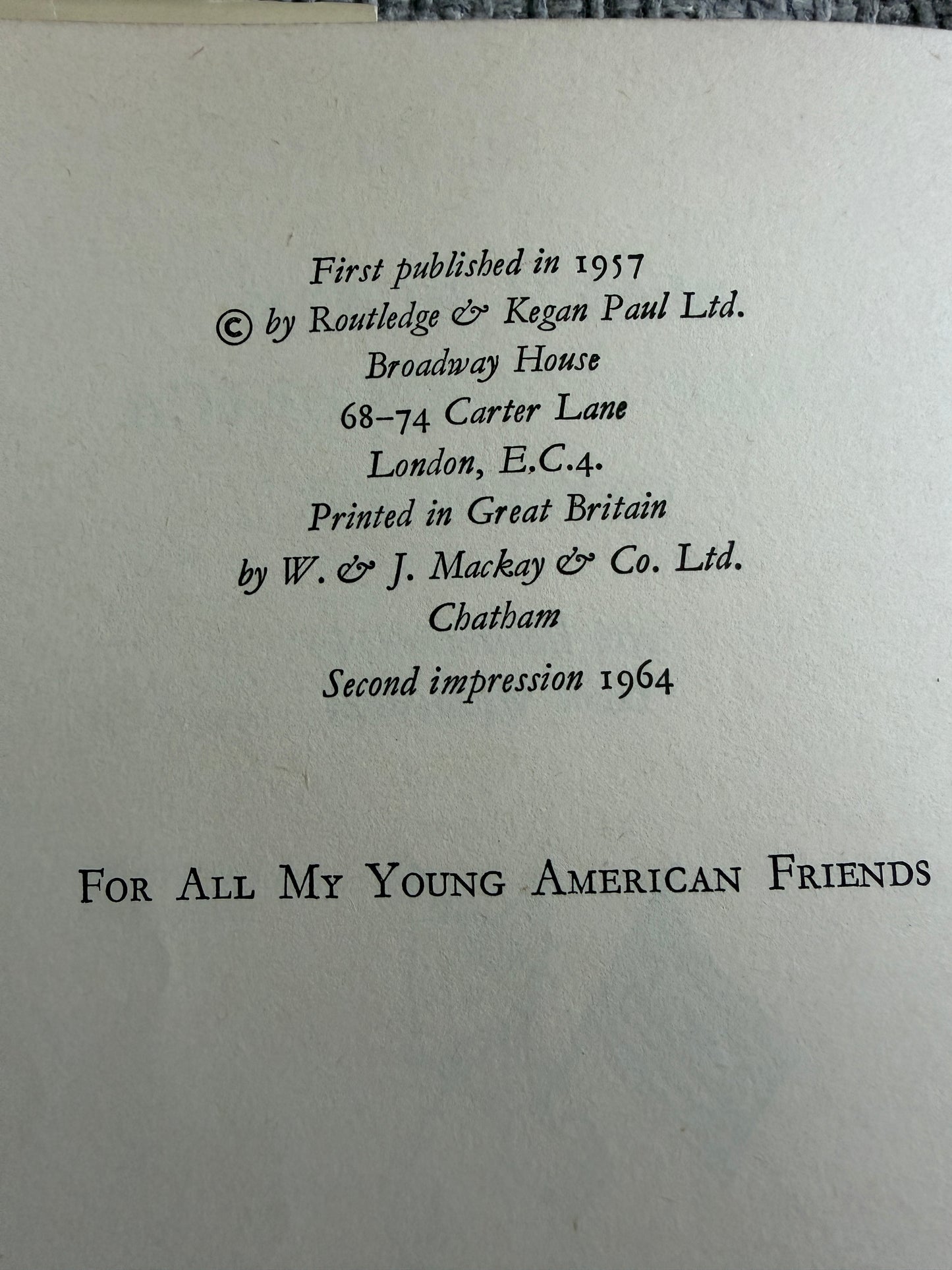 1964 Mary Plain Goes To America - Gwynedd Rae (Irene Williamson illust) Routledge & Kegan Paul Ltd