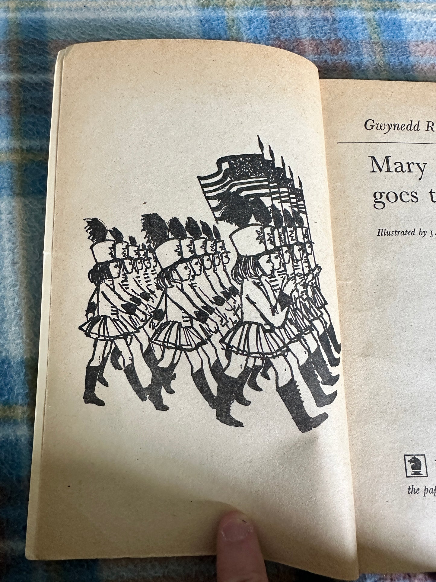 1971 Mary Plain Goes To America - Gwynedd Rae(Janina Ede illustration)Knight Books