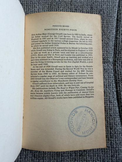 1982 Nineteen Eighty-Four - George Orwell (Penguin)