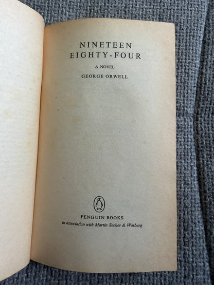 1982 Nineteen Eighty-Four - George Orwell (Penguin)