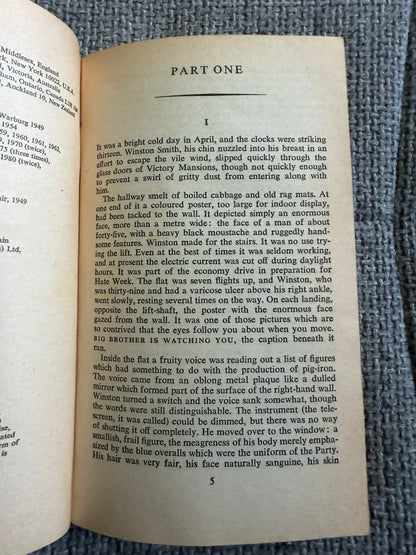 1982 Nineteen Eighty-Four - George Orwell (Penguin)