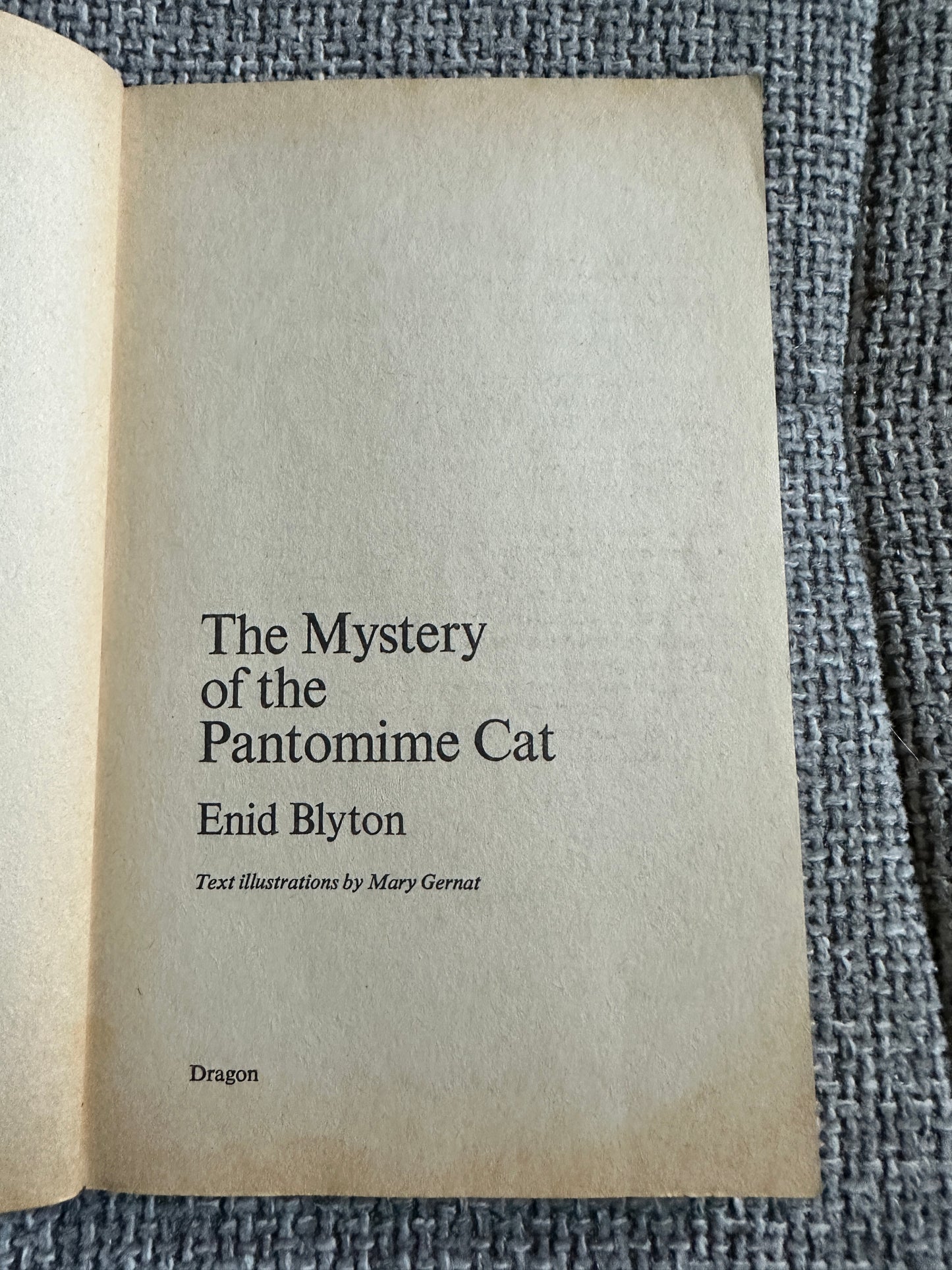 1976 The Mystery Of The Pantomime Cat - Enid Blyton(Mary Gernat Illust) Dragon