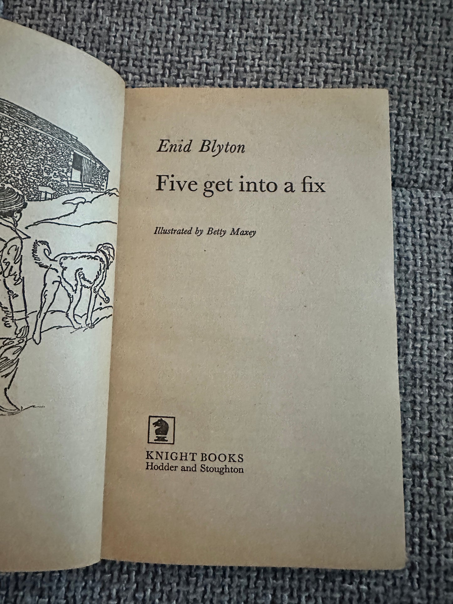 1980 Five Get Into A Fix - Enid Blyton(Betty Maxey Illust)Knight Books