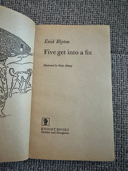 1980 Five Get Into A Fix - Enid Blyton(Betty Maxey Illust)Knight Books