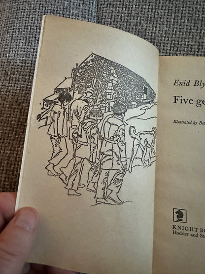 1980 Five Get Into A Fix - Enid Blyton(Betty Maxey Illust)Knight Books