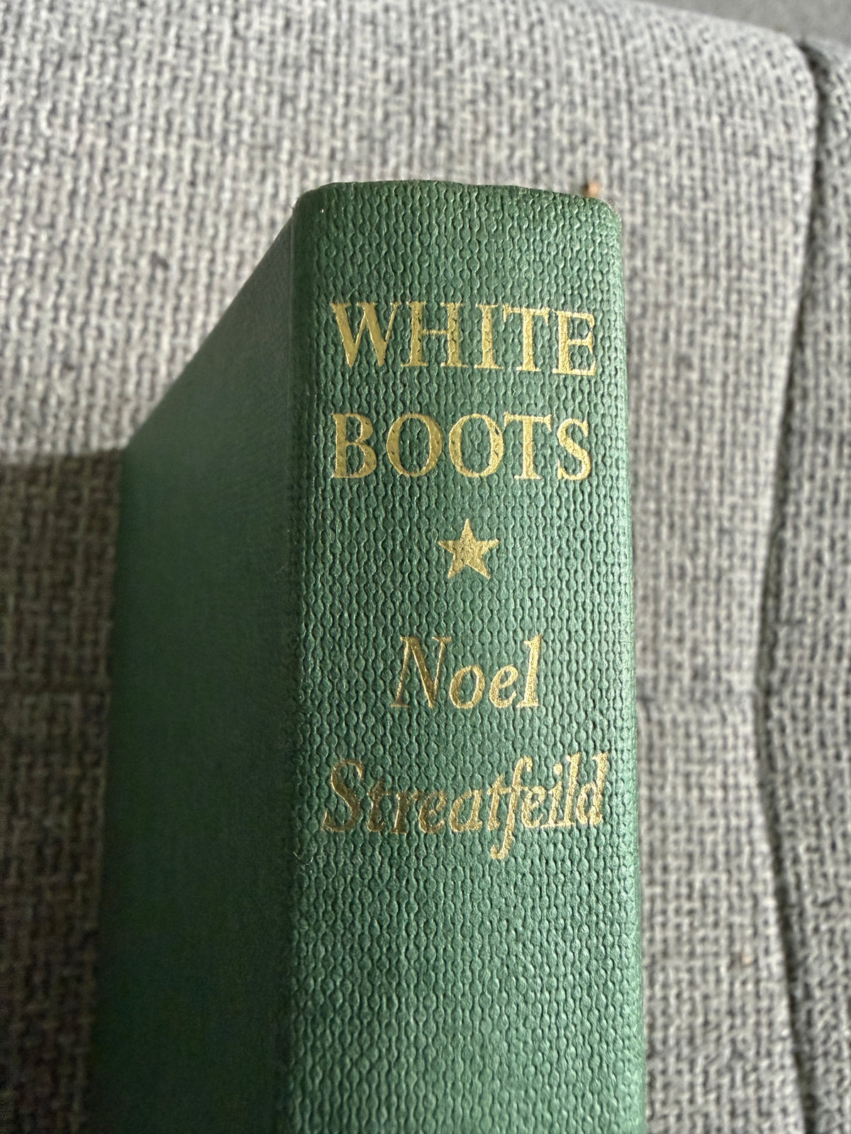 1968 White Boots - Noel Streatfield (Milein Cosman illust) Collins