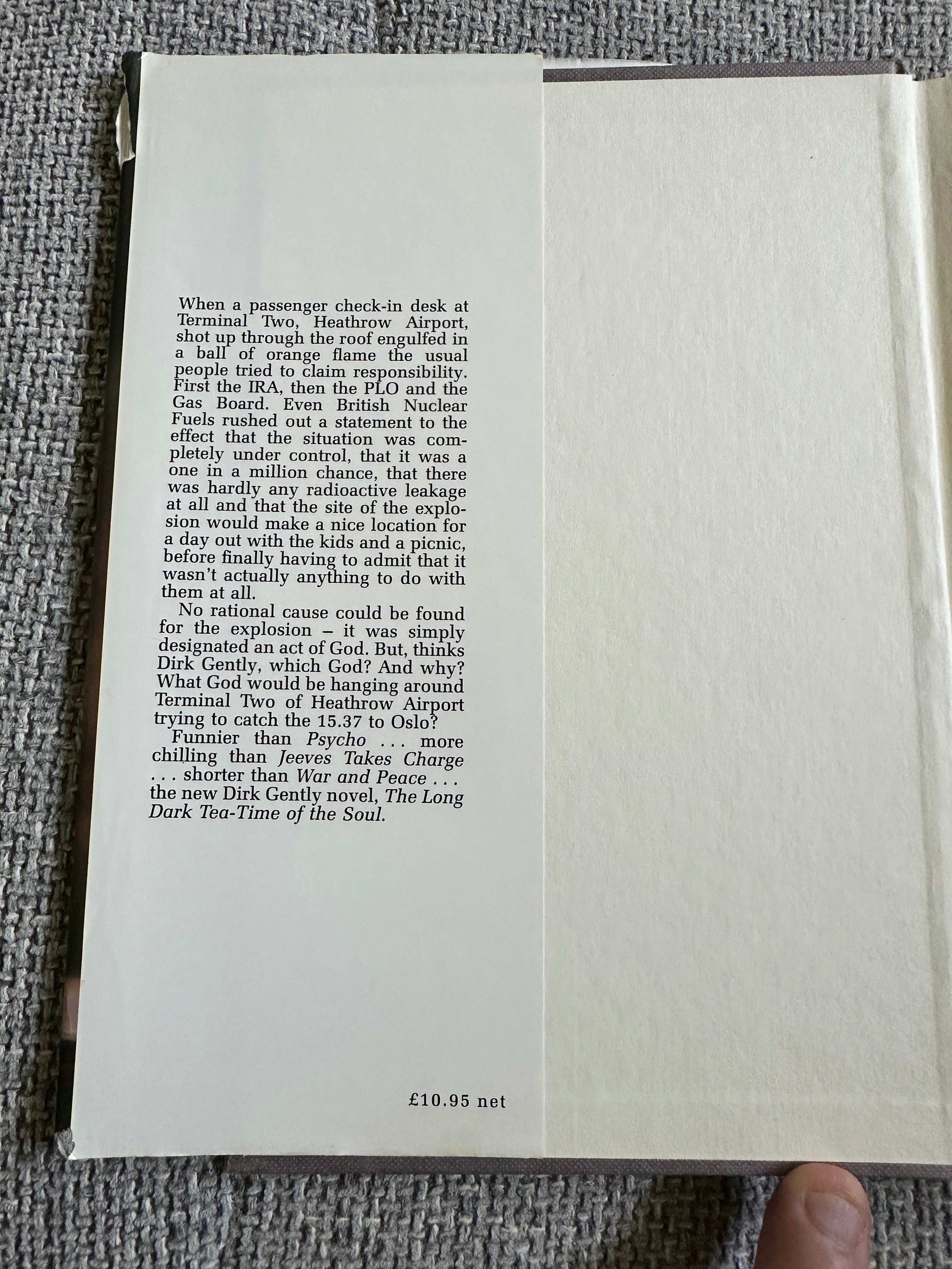 1988*1st* The Long Dark Tea-Time Of The Soul - Douglas Adams (William Heinemann)