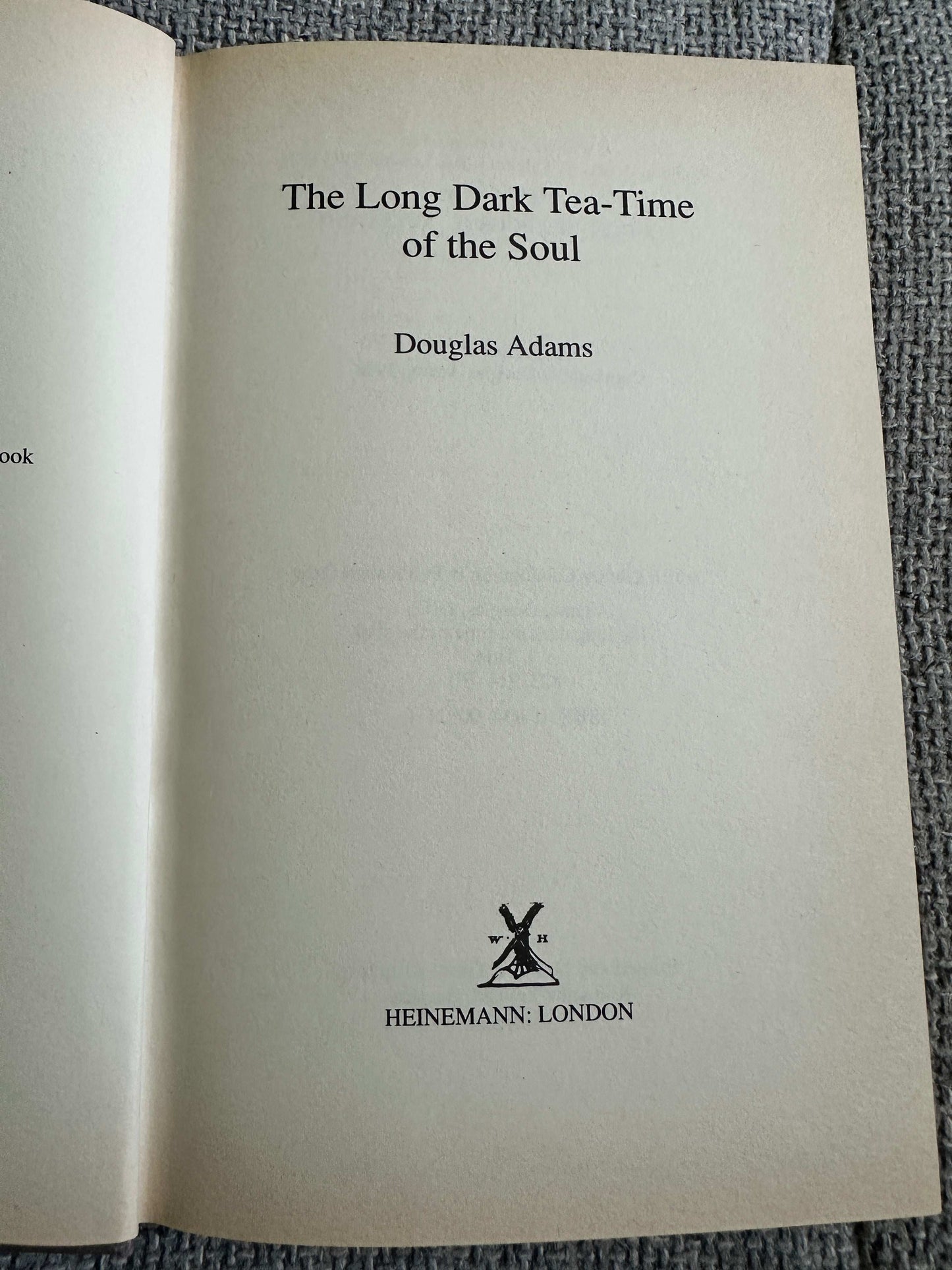 1988*1st* The Long Dark Tea-Time Of The Soul - Douglas Adams (William Heinemann)