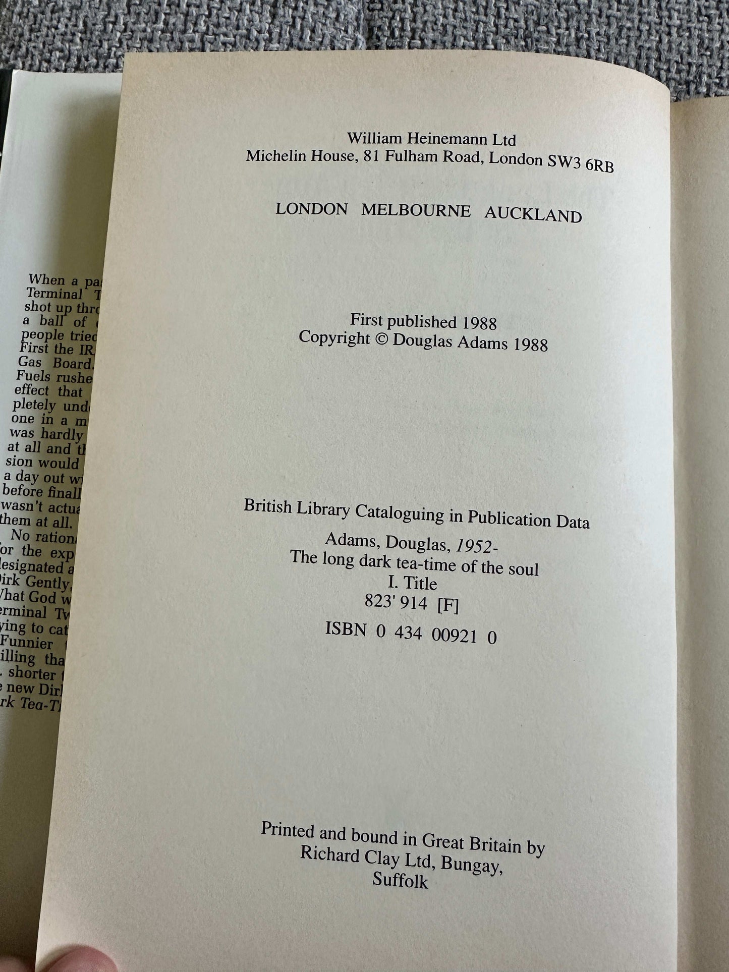 1988*1st* The Long Dark Tea-Time Of The Soul - Douglas Adams (William Heinemann)