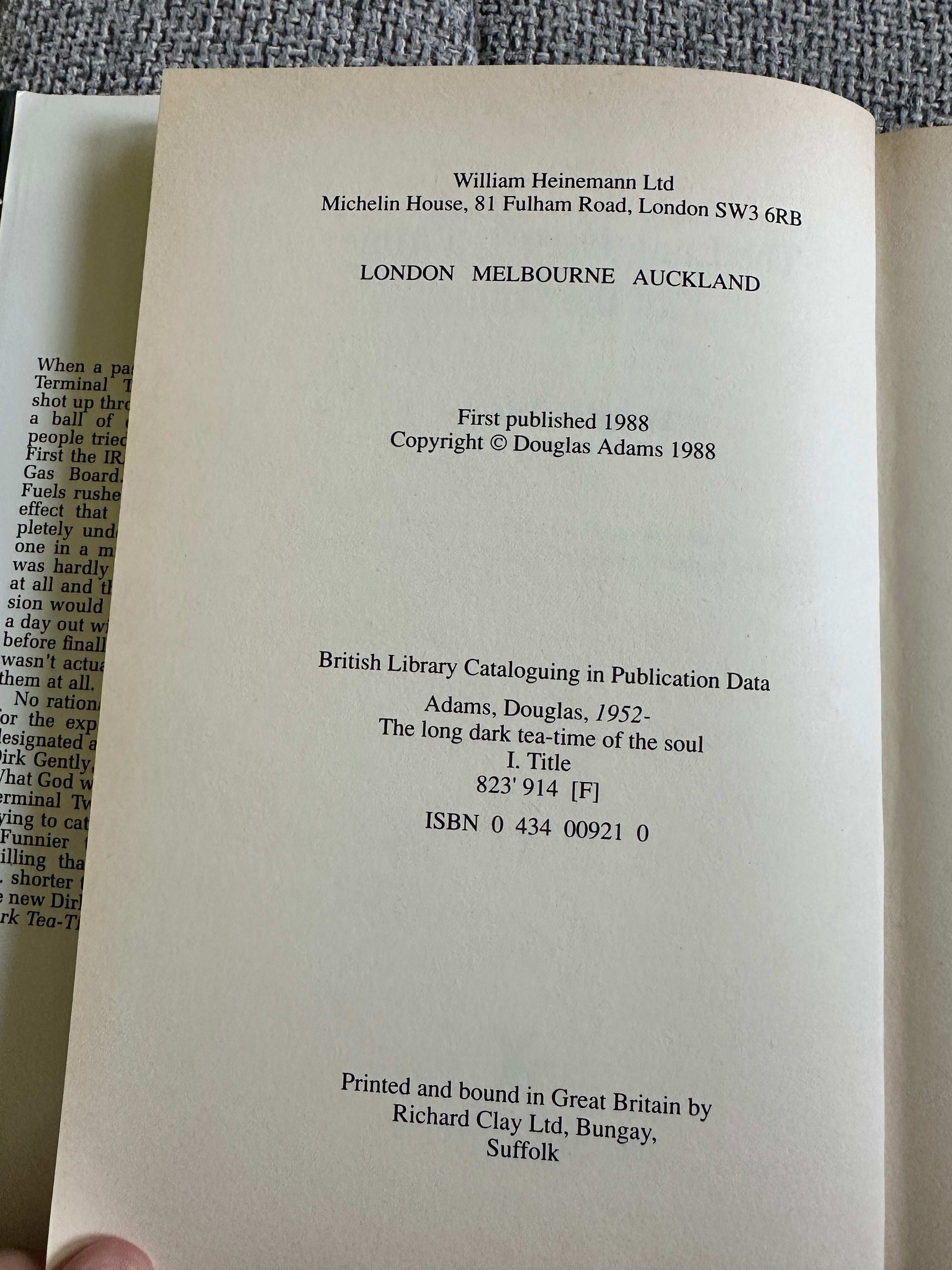 1988*1st* The Long Dark Tea-Time Of The Soul - Douglas Adams (William Heinemann)