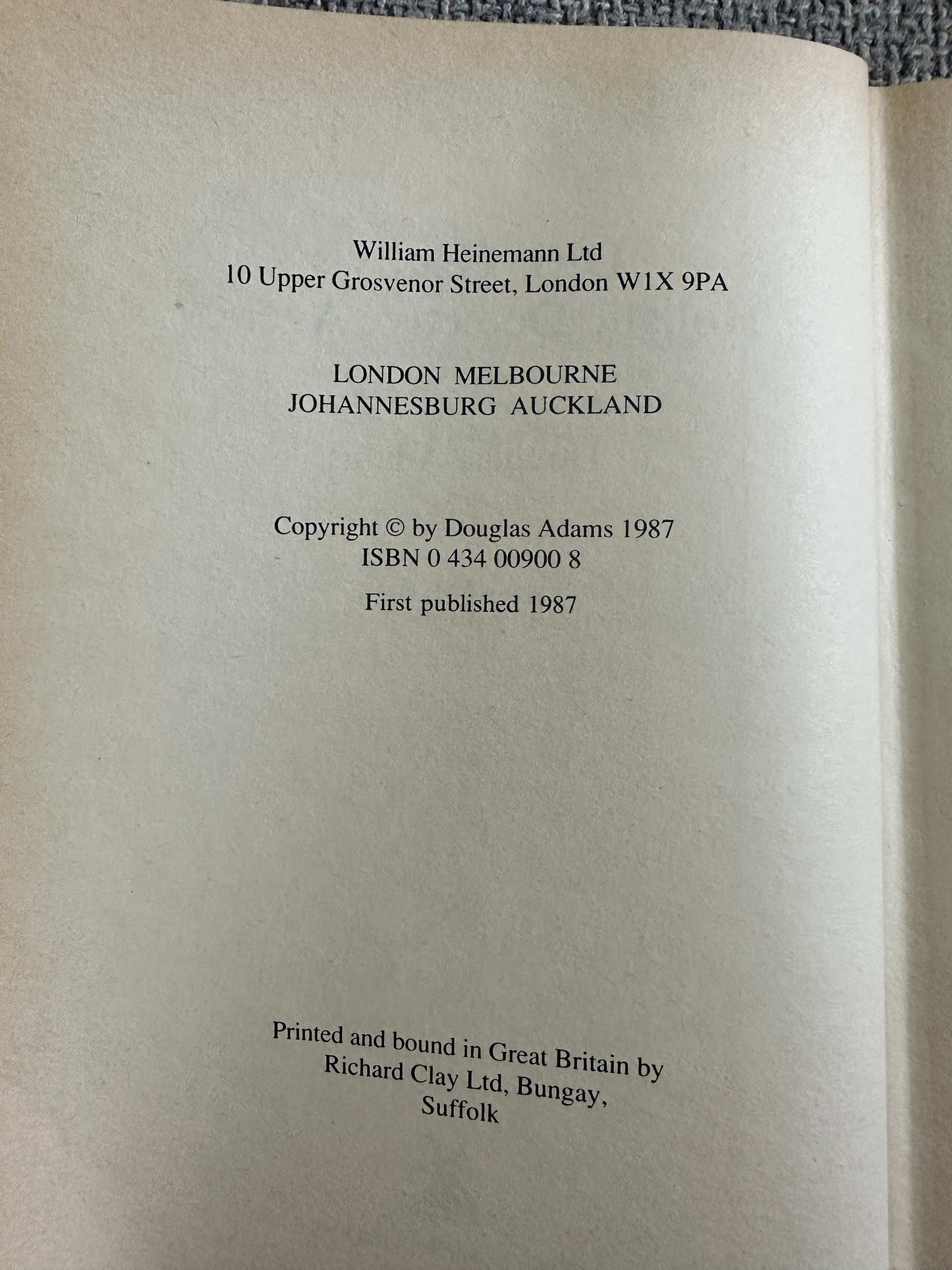 1987*1st* Dirk Gently’s Holistic Detective Agency - Douglas Adams (William Heinemann)