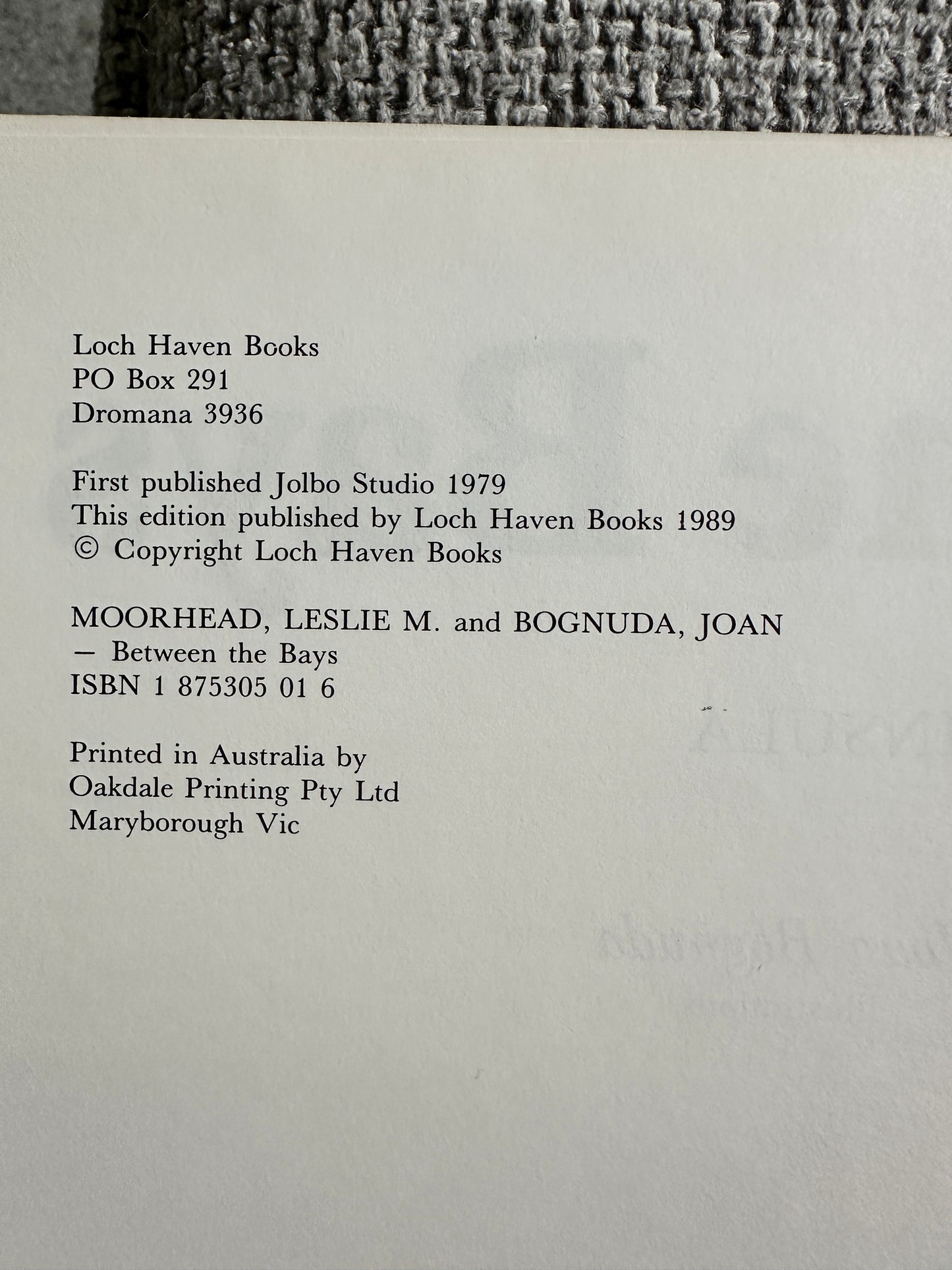 1989 Between The Bays: Mornington Peninsula- Joan Bognuda & Leslie M. Moorhead (Loch Haven Books) - Honeyburn Books (UK)