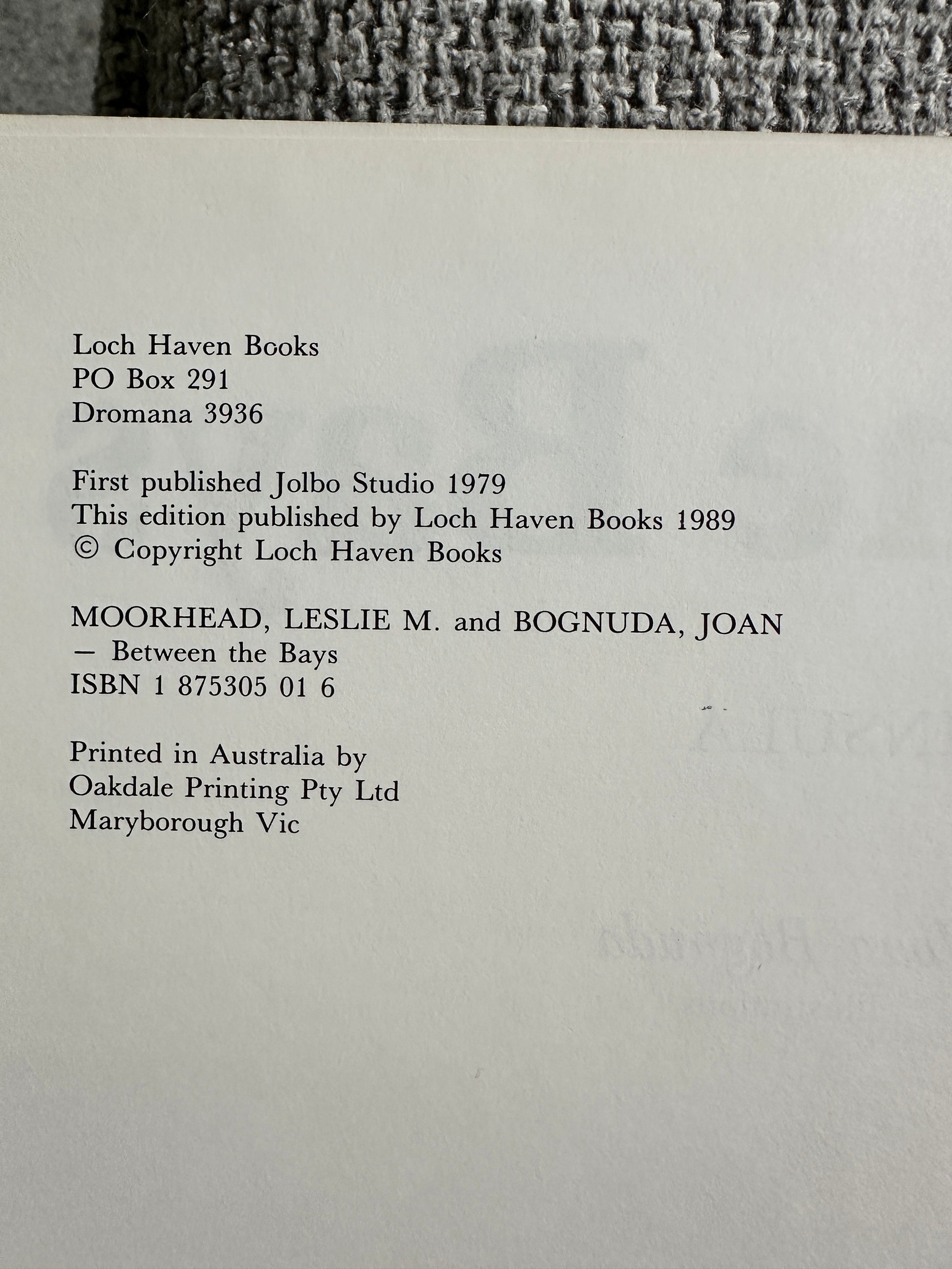 1989 Between The Bays: Mornington Peninsula- Joan Bognuda & Leslie M. Moorhead (Loch Haven Books) - Honeyburn Books (UK)