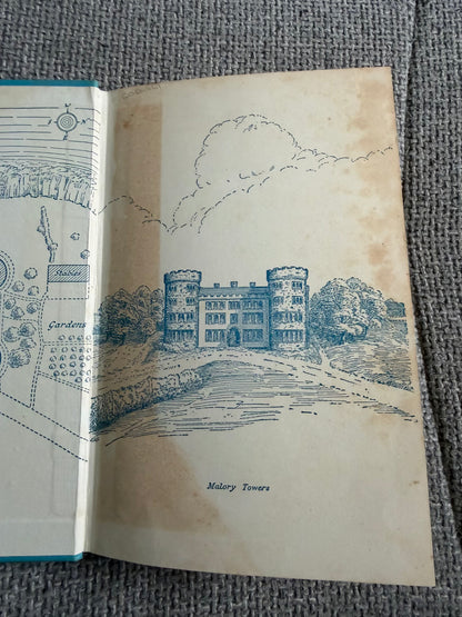 1960 Last Term At Malory Towers - Enid Blyton (Stanley Lloyd illust) Methuen & Co Ltd.